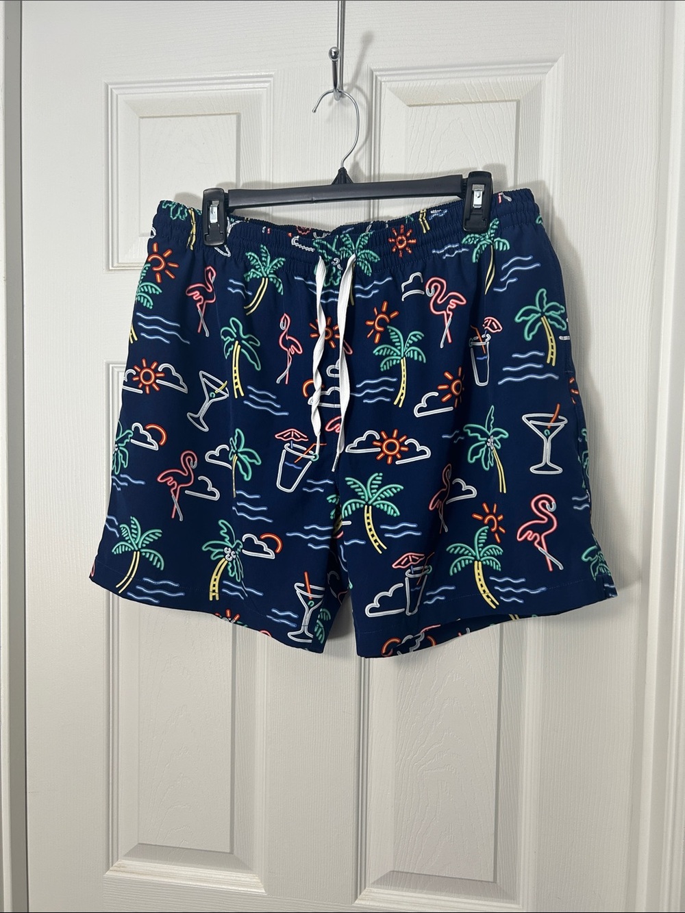Chubbies Neon Lights Men’s Classic 5.5” inseam swim trunks Size XL